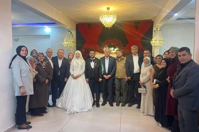 GENÇ ÇİFTİMİZE BİR ÖMÜR BOYU MUTLULUKLAR DİLERİZ...