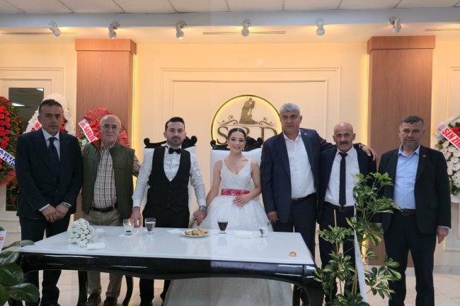 GENÇ ÇİFTİMİZE BİR ÖMÜR BOYU MUTLULUKLAR DİLERİZ...