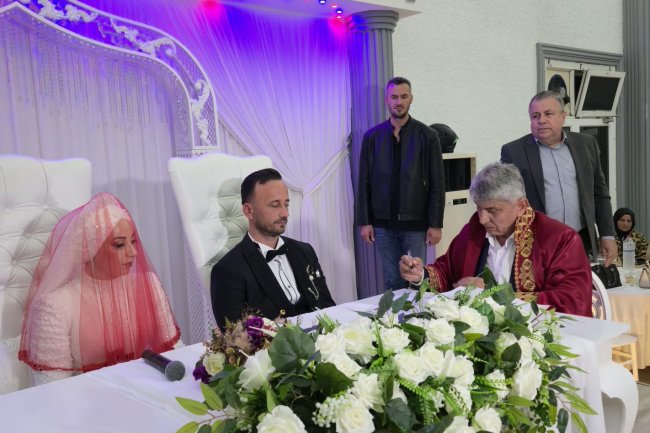 GENÇ ÇİFTİMİZE BİR ÖMÜR BOYU MUTLULUKLAR DİLERİZ...