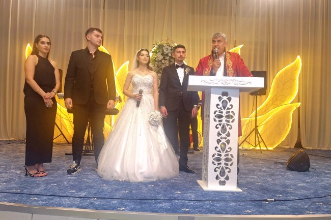 GENÇ ÇİFTİMİZE BİR ÖMÜR BOYU MUTLULUKLAR DİLERİZ...