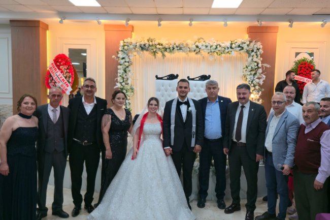 GENÇ ÇİFTİMİZE BİR ÖMÜR BOYU MUTLULUKLAR DİLERİZ...
