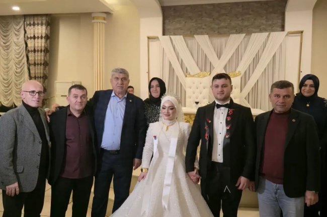 GENÇ ÇİFTİMİZE BİR ÖMÜR BOYU MUTLULUKLAR DİLERİZ...
