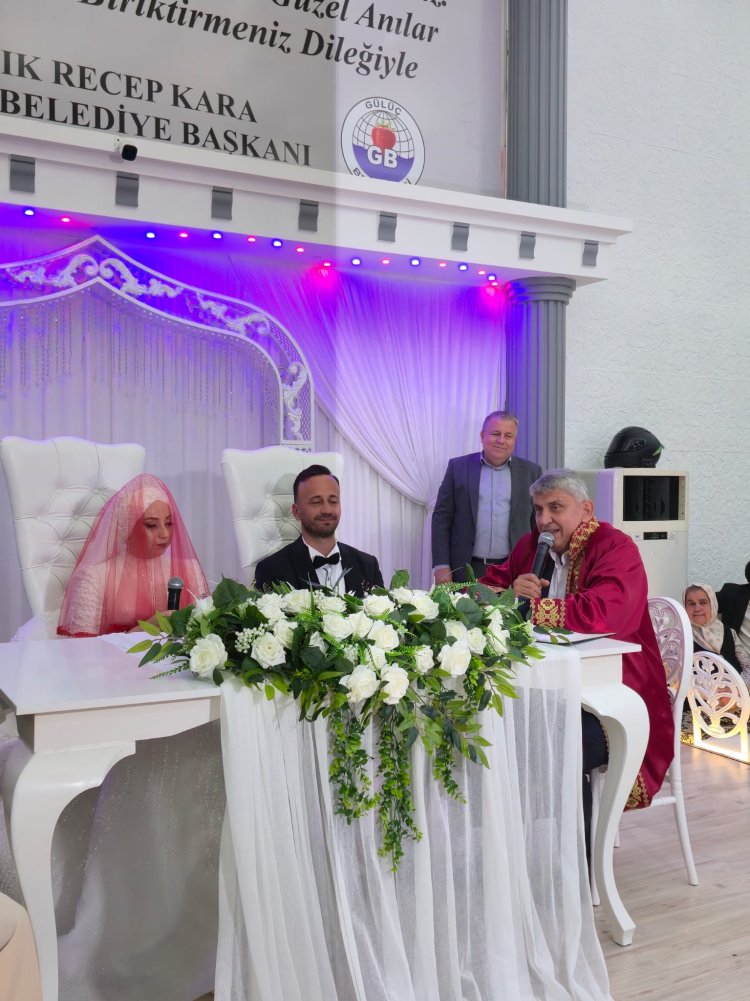 GENÇ ÇİFTİMİZE BİR ÖMÜR BOYU MUTLULUKLAR DİLERİZ...