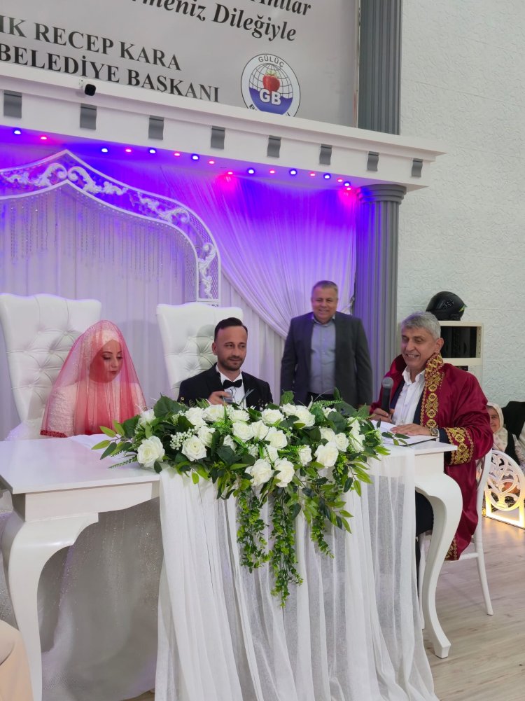 GENÇ ÇİFTİMİZE BİR ÖMÜR BOYU MUTLULUKLAR DİLERİZ...