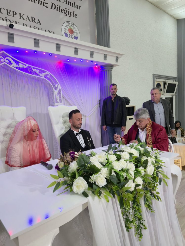 GENÇ ÇİFTİMİZE BİR ÖMÜR BOYU MUTLULUKLAR DİLERİZ...