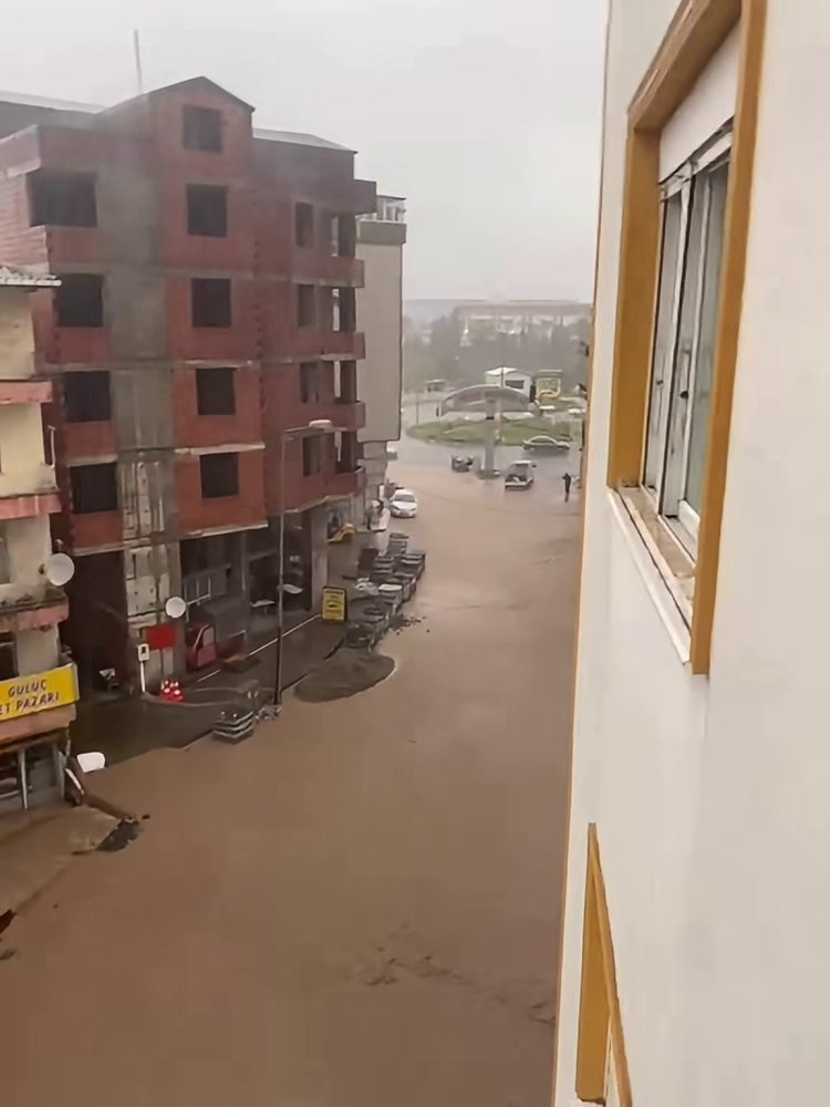 BELEDİYEMİZ EKİPLERİ SAHADA...