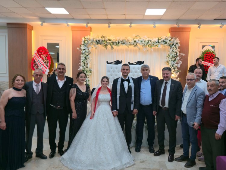 GENÇ ÇİFTİMİZE BİR ÖMÜR BOYU MUTLULUKLAR DİLERİZ...