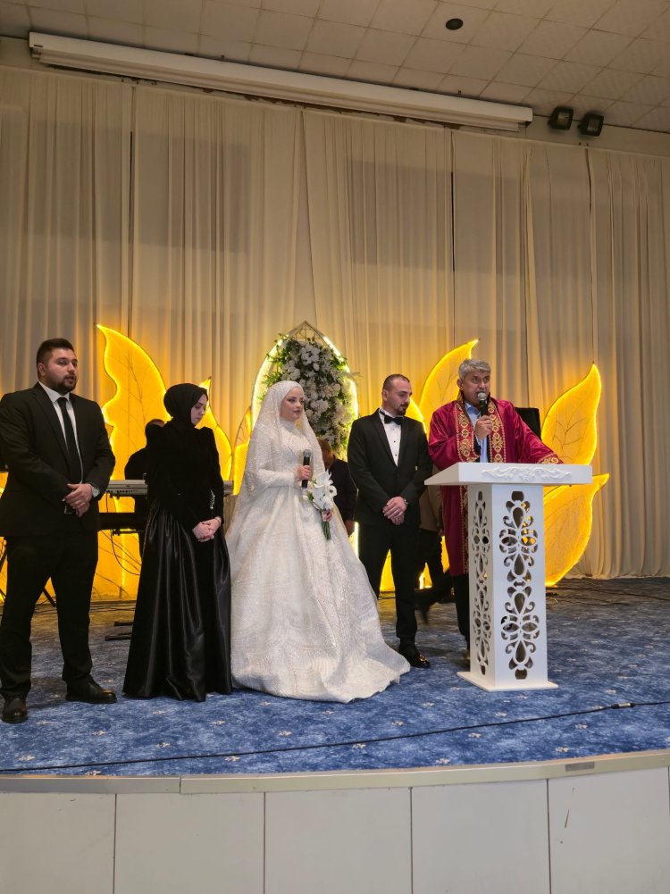 GENÇ ÇİFTİMİZE BİR ÖMÜR BOYU MUTLULUKLAR DİLERİZ...