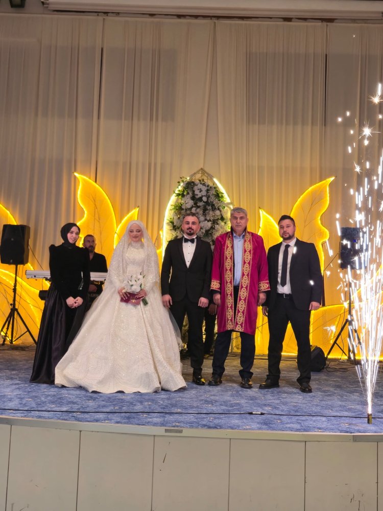 GENÇ ÇİFTİMİZE BİR ÖMÜR BOYU MUTLULUKLAR DİLERİZ...