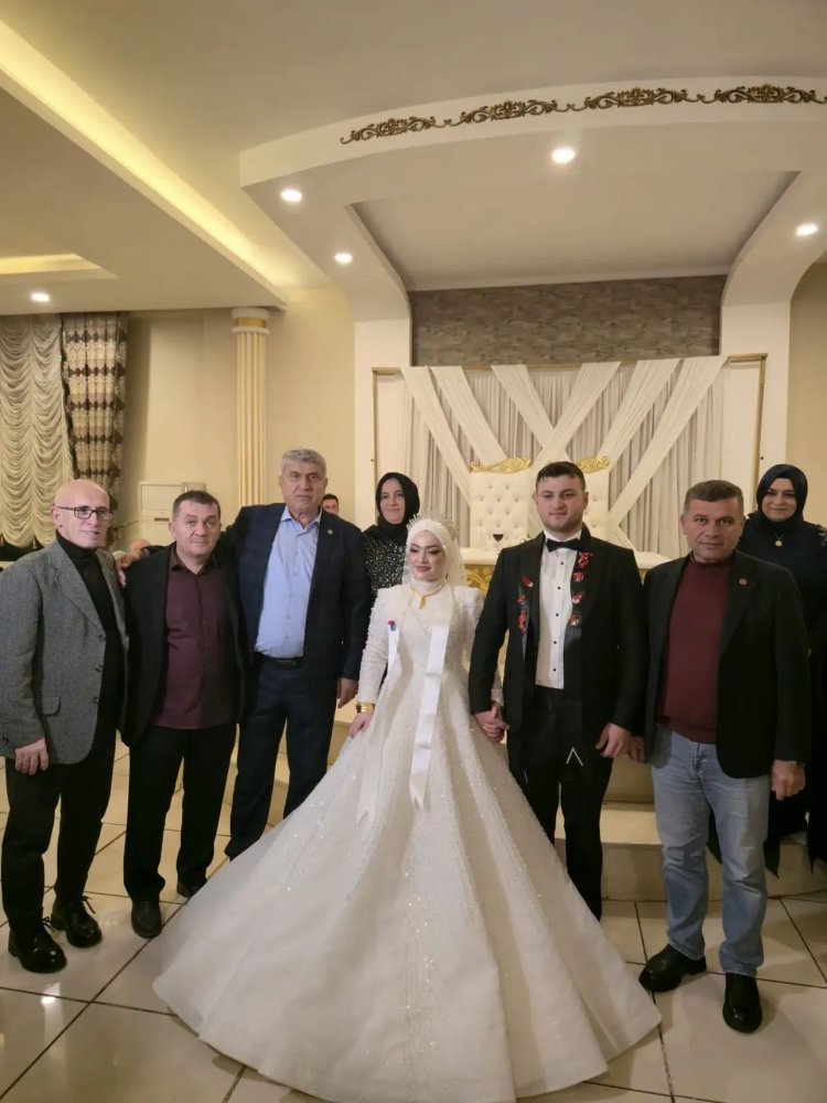 GENÇ ÇİFTİMİZE BİR ÖMÜR BOYU MUTLULUKLAR DİLERİZ...