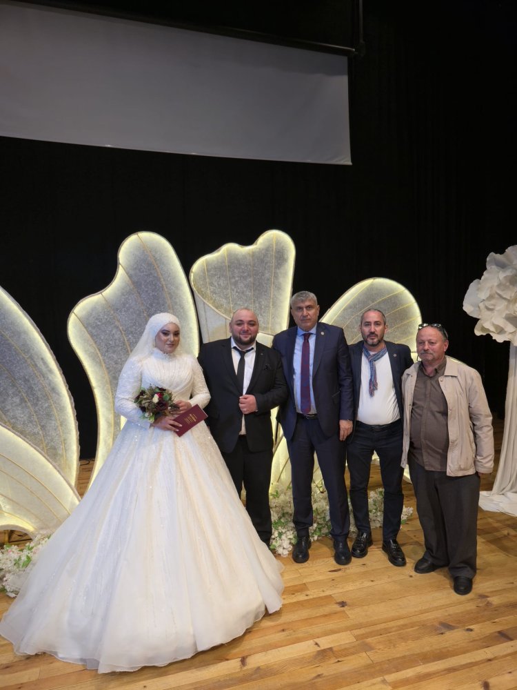 GENÇ ÇİFTİMİZE BİR ÖMÜR BOYU MUTLULUKLAR DİLERİZ...